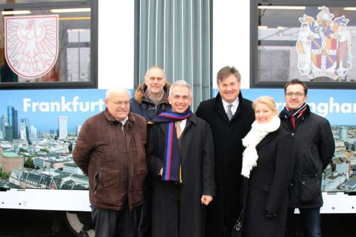 v.l.: Klaus Oesterling, Thomas Wissgott, Peter Feldmann, Mayor Rice, Mayoress Curry, Techniker der VGF (Foto: Bernd Kammerer)