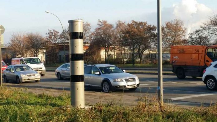 Der Blitzer am Kaiserwörthdamm (Foto Metropolnews)