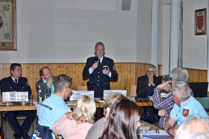 KHK Joachim Bossek bei seinem interessanten Vortrag