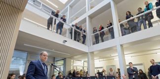 Setzt auf ein hervorragendes Schulangebot in Heidelberg: Oberbürgermeister Dr. Eckart Würzner bei der Einweihung des Erweiterungsbaus der naturwissenschaftlichen Fachklassen am Bunsen-Gymnasium. (Foto: Philipp Rothe)