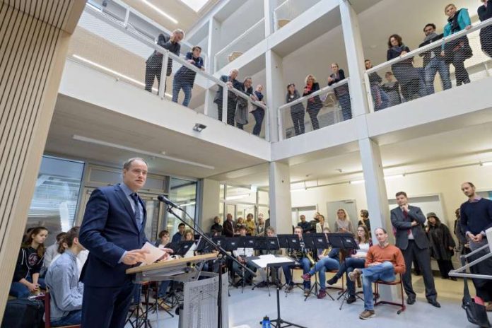 Setzt auf ein hervorragendes Schulangebot in Heidelberg: Oberbürgermeister Dr. Eckart Würzner bei der Einweihung des Erweiterungsbaus der naturwissenschaftlichen Fachklassen am Bunsen-Gymnasium. (Foto: Philipp Rothe)