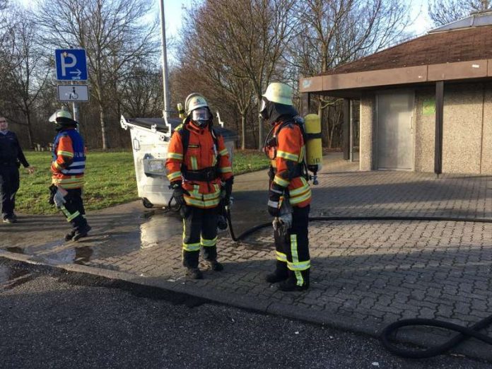 Der Müllcontainerbrand wurde abgelöscht (Foto: Feuerwehr) Der Müllcontainerbrand wurde abgelöscht (Foto: Feuerwehr)