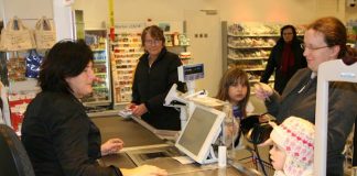 Oberbürgermeisterin Cornelia Petzold-Schick kassiert am Samstag, 10. Dezember für das Konto "Familie in Not". (Foto: Stadt Bruchsal)