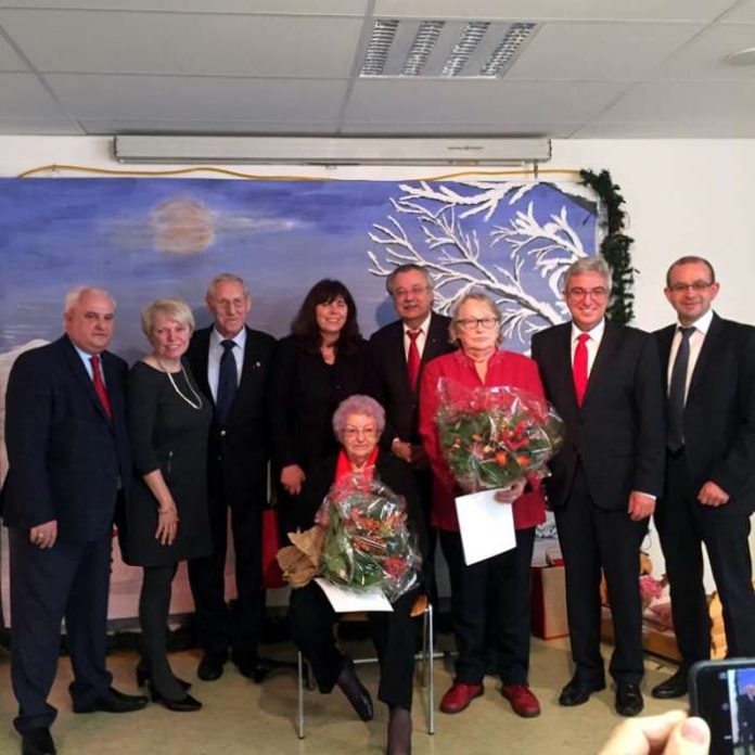 Holger Scharff, Doris Barnett MdB, Hans Peglow, Jutta Steinruck MdEP, Jürgen May, Waltraud Federkiel, Staatsminister Roger Lewentz MdL, Dieter Feid - Bildmitte Hedi Siegel (sitzend) (Foto: SPD OV Mundenheim)