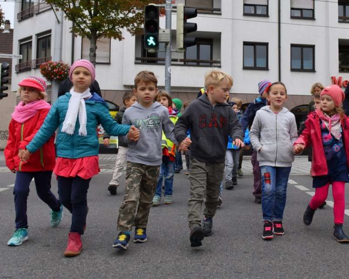 Zu Fuß zur Schule – aber sicher: Kinder beim Mobilitätstag 2016 an einer Heidelberger Grundschule. (Foto: Peter Dorn)