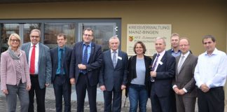 Vor der neuen Kfz-Zulassungsstelle in Bingen (Foto: Kreisverwaltung Mainz-Bingen)