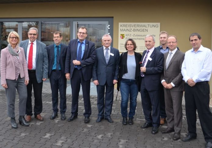 Vor der neuen Kfz-Zulassungsstelle in Bingen (Foto: Kreisverwaltung Mainz-Bingen)