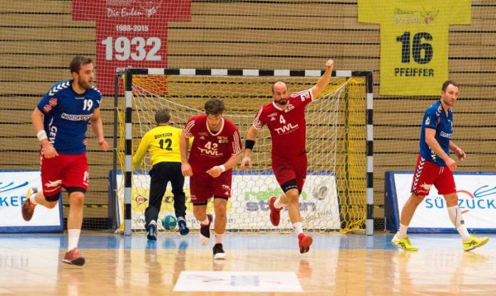 Zwei der neun Helden: Während WHV-Keeper Markus Bokesch die Kugel aus dem Netz holen muss, reckt Torschütze Philipp Grimm, neben Kai Dippe laufend, die Faust gen Hallendecke. (Foto: Harry Reis)