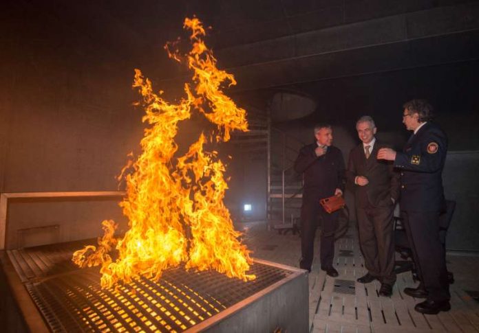 OB Peter Feldmann besucht das Rettungs- und Trainingszentrum der Feuerwehr (Foto: Bernd Kammerer)