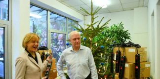 Zur Vermeidung von Geräte-Standby übergibt Anne Sick, Leiterin des Amts für Hochbau und Gebäudewirtschaft, Stadtkämmerer Torsten Dollinger 390 schaltbare Steckdosenleisten. (Foto: Fränkle)