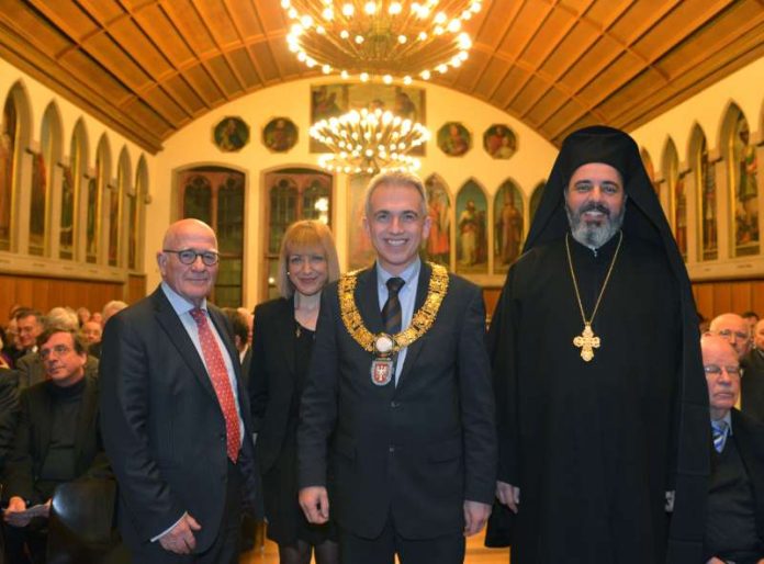 OB Peter Feldmann mit Nikolaus Athanassiadis, Maria Zissi und Athenagoras Ziliaskopoulos bei Empfang zum 60-jährigen Jubiläum der griechischen Gemeinde Frankfurt (Foto: Bernd Kammerer)