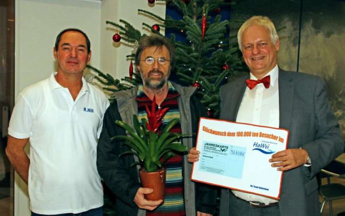 Karl-Heinz Spilger aus Rimbach ist der diesjährige 100.000. Badegast (Foto: Stadtwerke Weinheim) Karl-Heinz Spilger aus Rimbach ist der diesjährige 100.000. Badegast (Foto: Stadtwerke Weinheim)