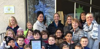 v.r.: Frau Thrun mit den Kolleginnen Frau Rupp, Frau Blass, Frau Lersch, Frau Raab und Frau Kölbel und Kindern der Klassenstufen 2-4. (Foto: Stadtverwaltung Kaiserslautern)