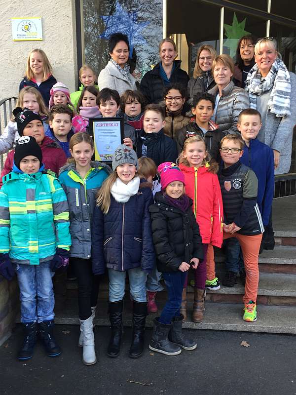 v.r.: Frau Thrun mit den Kolleginnen Frau Rupp, Frau Blass, Frau Lersch, Frau Raab und Frau Kölbel und Kindern der Klassenstufen 2-4. (Foto: Stadtverwaltung Kaiserslautern)