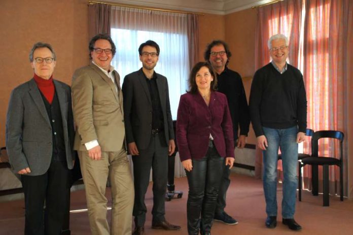 Jury-Mitglieder (v.l.n.r.): Prof. Jacek Klimkiewicz, Professor Alexander Hülshoff, Prof. Sebastian Sternal, Heike Arend, Prof. Thomas Dewald und Prof. Peter Leiner (Foto: ZIRP)