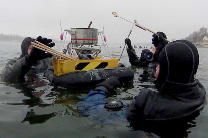 Käsefondue auf dem Wasser - Die Tauchergruppe der Feuerwehr in Mainz