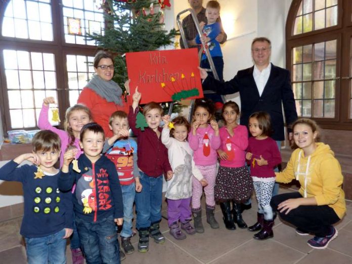 Kinder der Kita Karlchen mit den Erzieherinnen Sabrina Mitsch (links), Hausmeister Peter Laumann, Bürgermeister Rainer Burelbach und Lea Klink. (Foto: Stadt Heppenheim)