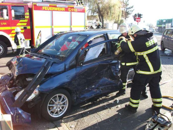 Ein VW Touran und ein Mercedes B Klasse kollidierten (Foto: Feuerwehr Bad Kreuznach)