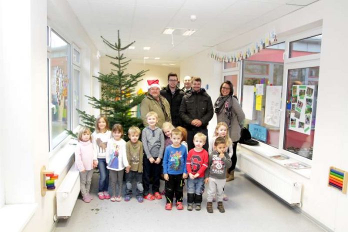 Willkomm Aktion Herzenssache - Weihnachtsbäume für die Weindörfer v.l.: Susanne Orth (KiTa), Dirk Herber (Ortsvorsteher), Andreas Böhringer, Pascal Trimpe (Willkomm) (Foto: Andreas Böhringer)