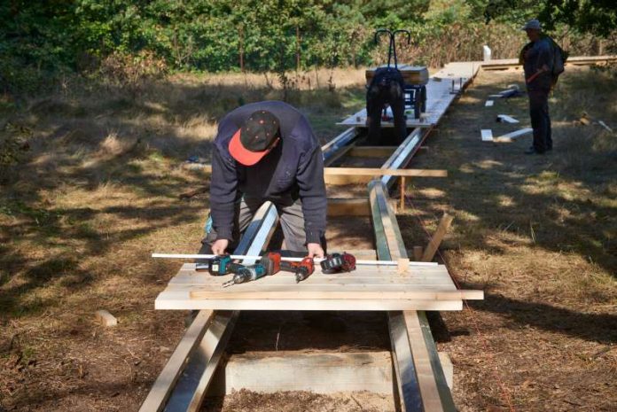 Bau des neuen Bohlenweges in der Schwanheimer Düne (Foto: Stefan Cop)