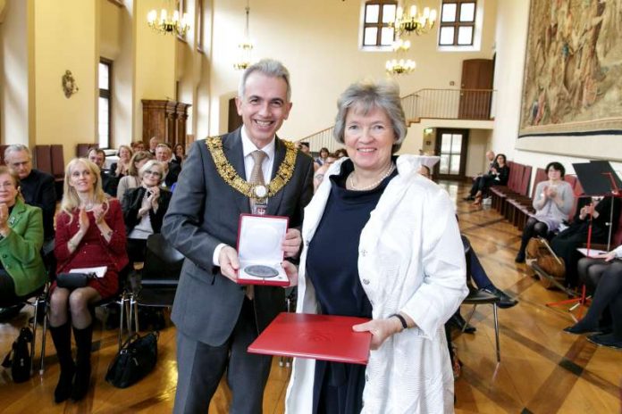 OB Peter Feldmann überreicht die Ehrenplakette an Claudia von Lewinski (Foto: Stefanie Kösling)