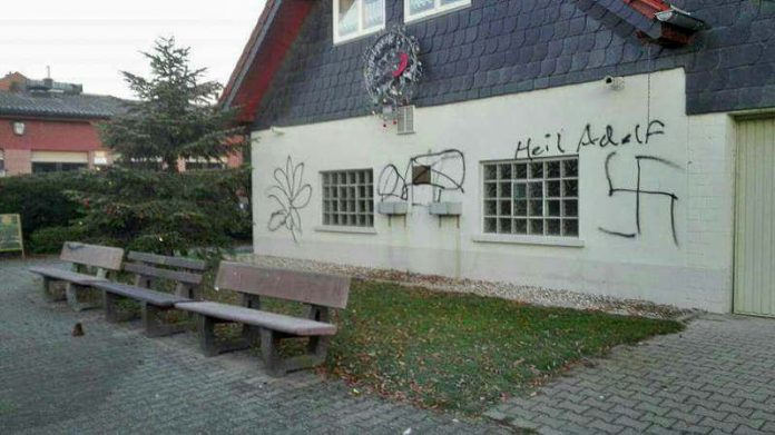 Die Fassade dieses Hauses wurde mit verbotenen Sprüchen und Symbolen beschmiert Die Fassade dieses Hauses wurde mit verbotenen Sprüchen und Symbolen beschmiert