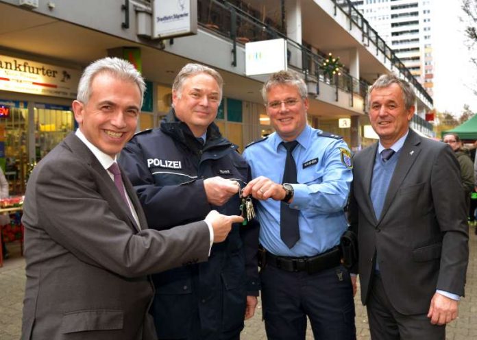 Schlüsselübergabe von Reiner Helmke zu Andreas Wagner mit OB Peter Feldmann und Gerhard Bereswill (Foto: Bernd Kammerer)