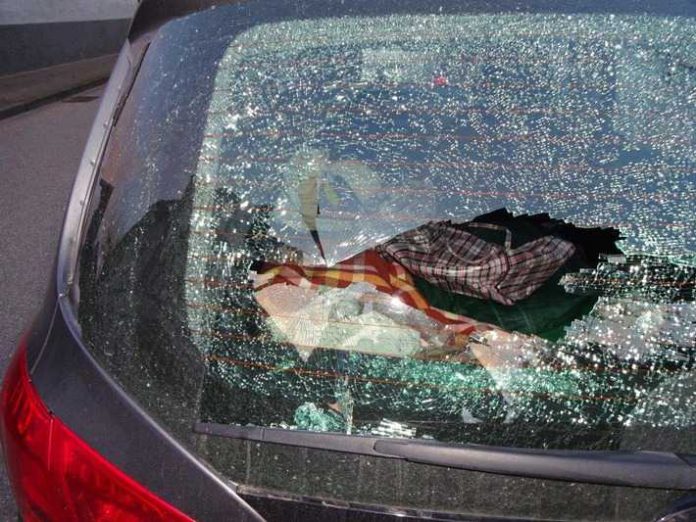 Aufnahme eines beschädigten Autos Aufnahme eines beschädigten Autos