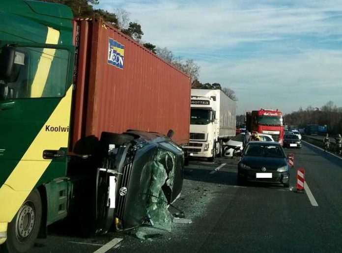 Fahrstreifenwechsel infolge eines Staus, kann gefährlich sein