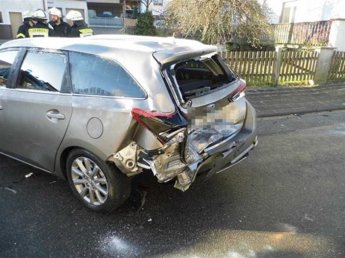 Gegen parkenden Wagen gekracht