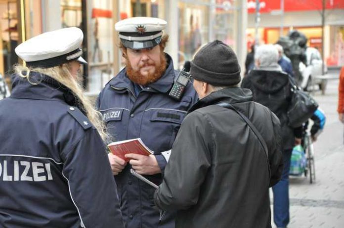 Ein besonderes Augenmerk auf Handtaschen, Rucksäcke und Umhängetaschen hatte am Donnerstag die Polizei in der Kaiserslauterer Innenstadt. Mit Flyern informierten die Beamtinnen und Beamten über Tipps gegen die Tricks von Taschendieben.