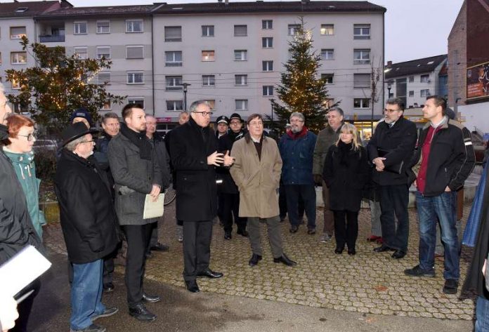 Oberbürgermeister Dr. Peter Kurz und Bürgermeister Lothar Quast beim Stadtteilspaziergang in Rheinau (Quelle: Stadt Mannheim, Bild: Thomas Tröster)