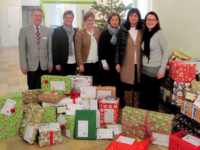 63 Geschenke für bedürftige Kinder im Kreis übergaben die Mitglieder des Serviceclubs Soroptimist International Club Mosbach an Fachdienstleiter Peter Kuhl-Bartholomeyzik. (Foto: Landratsamt)