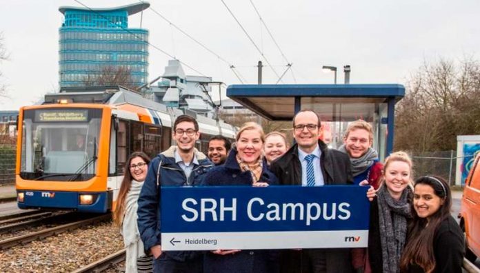 Prof. Dr. Carolin Sutter, Prorektorin der SRH Hochschule und Christian Volz, Kaufmännischer Geschäftsfürher der rnv (Bildmitte), weihen gemeinsam mit Studenten die 