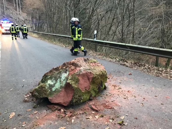 Ein Felsbrocken war auf die Straße gestürzt (Foto: Presseteam der Feuerwehr VG Lambrecht)