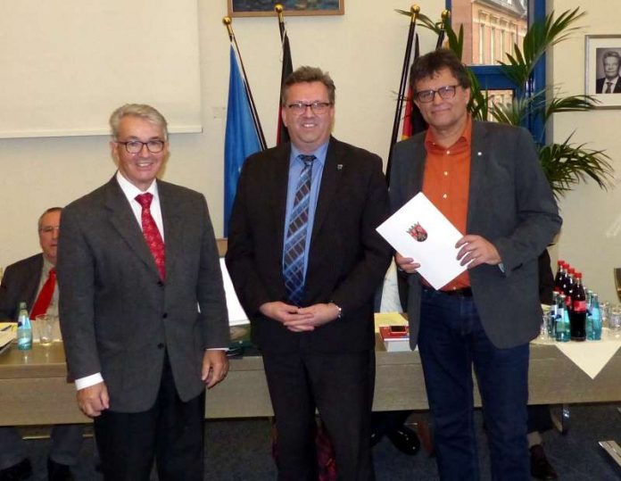 Reinhard Ross, Landrat Clemens Körner und Heinz-Peter Schneider (v.l) zu sehen. Christine Hinderberger war zur Sitzung des Kreistages verhindert. (Foto: Kreisverwaltung Rhein-Pfalz-Kreis)