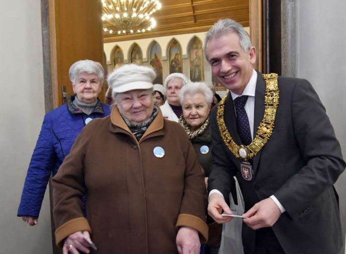 Oberbürgermeister Feldmann und Stiftsfrauen (Foto: Rainer Rüffer)