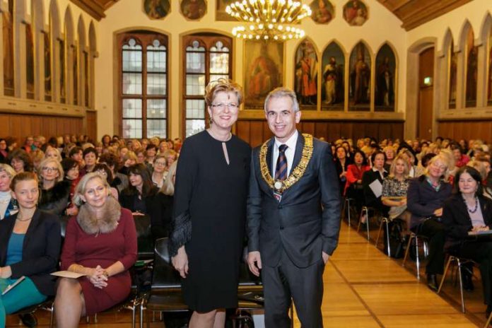 OB Peter Feldmann bei 'Christmas Tea' des International Women’s Club mit IWC-Präsidentin Susanne Held (Foto: Stefanie Kösling)