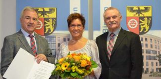 Landrat Claus Schick (links) und der Erste Kreisbeigeordnete Adam J. Schmitt (rechts) verabschieden Rosemarie Wenzel in den Ruhestand. (Foto: Kreisverwaltung Mainz-Bingen)