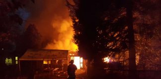 Das Vereinshaus brannte aus (Foto: Feuerwehr Weinheim)