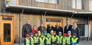 Sicher beim Spaziergang: Vertreter der Heidelberger Lions-Clubs spendeten 400 Sicherheitswesten für Kinder in den städtischen Kitas. Unser Bild zeigt (v.l.): Thilo Domschat (Leiter der Kita), Claudia Döring (Abteilungsleiterin Städt. Kitas), Klaus Plate (Sprecher Lions Clubs), Gerhard Knöppel (Lions Club Heidelberg Mittlere Bergstraße), Rainer Eder (Lions Club Heidelberg Palatina), Philipp Munzinger (Lions Club Heidelberg), Nadine Schmitt (Erzieherin Kita) mit Kindern der städtischen Kita Schwetzinger Terrasse in der Bahnstadt. (Foto: Philipp Rothe)