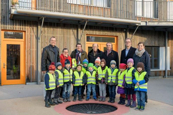 Sicher beim Spaziergang: Vertreter der Heidelberger Lions-Clubs spendeten 400 Sicherheitswesten für Kinder in den städtischen Kitas. Unser Bild zeigt (v.l.): Thilo Domschat (Leiter der Kita), Claudia Döring (Abteilungsleiterin Städt. Kitas), Klaus Plate (Sprecher Lions Clubs), Gerhard Knöppel (Lions Club Heidelberg Mittlere Bergstraße), Rainer Eder (Lions Club Heidelberg Palatina), Philipp Munzinger (Lions Club Heidelberg), Nadine Schmitt (Erzieherin Kita) mit Kindern der städtischen Kita Schwetzinger Terrasse in der Bahnstadt. (Foto: Philipp Rothe)