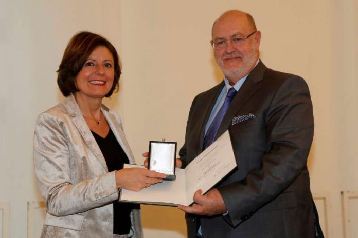 Ministerpräsidentin Malu Dreyer verleiht den Landesverdienstorden an Alfred Wittstock aus Mainz (Foto: Staatskanzlei RLP/ Sämmer)