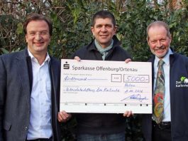 5.000 Euro überreichte Dr. Marcellus Bürkle, Präsident der Vogelfreunde Achern (M.), an Dr. Becker, Kurator Artenschutz im Zoo Karlsruhe (r.), und Zoodirektor Dr. Reinschmidt (Foto: Zoo Karlsruhe)