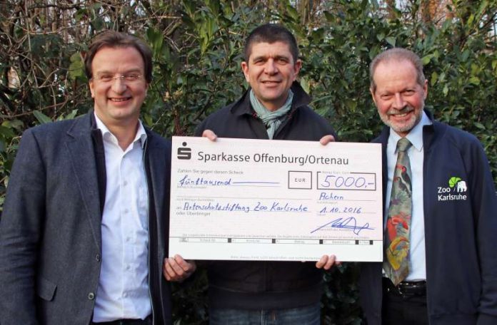 5.000 Euro überreichte Dr. Marcellus Bürkle, Präsident der Vogelfreunde Achern (M.), an Dr. Becker, Kurator Artenschutz im Zoo Karlsruhe (r.), und Zoodirektor Dr. Reinschmidt (Foto: Zoo Karlsruhe)
