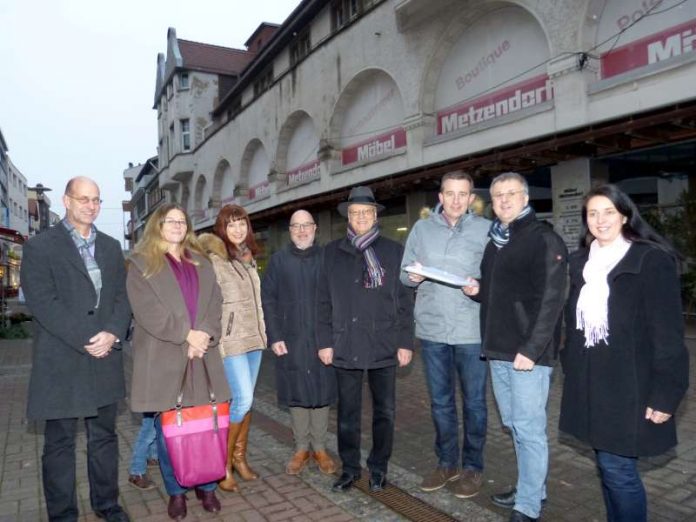 Kreisbeigeordneter Karsten Krug (3. v.r.) übergibt die Baugenehmigung an Bürgermeister Rainer Burelbach (2. v.r.) (Foto: Stadt Heppenheim)