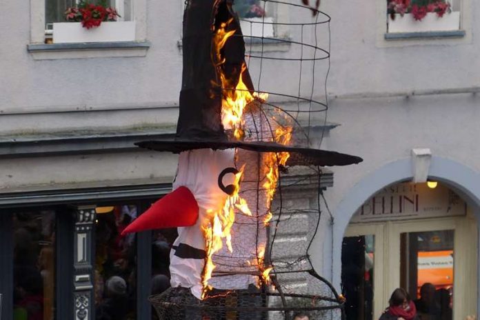 Der Schneemann wird symbolisch für den Winter verbrannt (Foto: Stadtverwaltung)