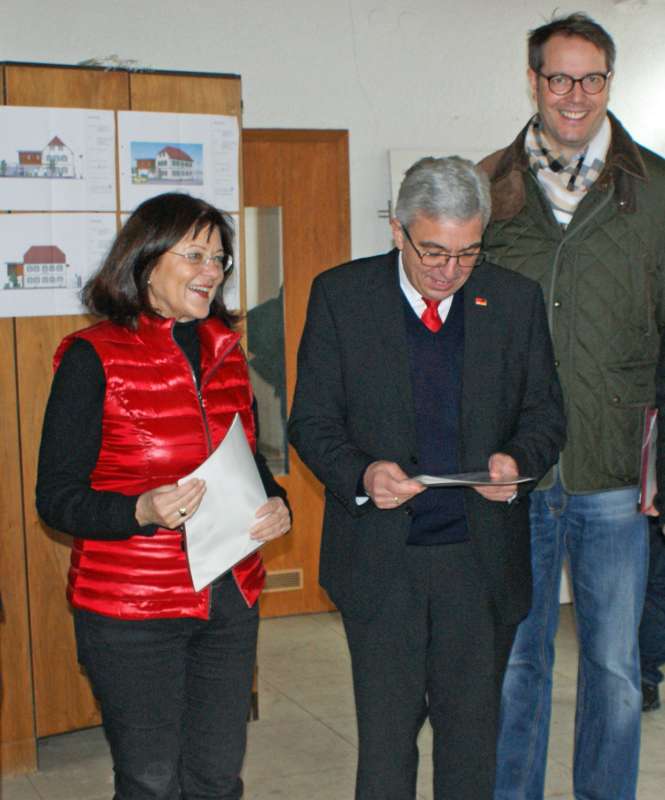 Innenminister Roger Lewentz war neben Alexander Schweitzer (Fraktionsvorsitzender SPD) zu Gast in Vorderweidenthal und überreichte den Förderbescheid an Landrätin Theresia Riedmaier. (Foto: Kreisverwaltung)