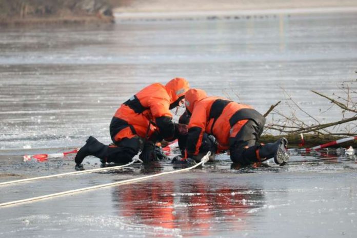 Person wird aus Wasser gerettet (Foto: Feuerwehr Speyer) Person wird aus Wasser gerettet (Foto: Feuerwehr Speyer)