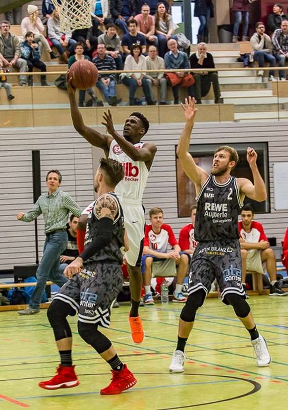 Japhet McNeil tankt sich ein weiteres Mal gegen die Defence der Fellbacher durch. (Foto: Michael Schmitt)